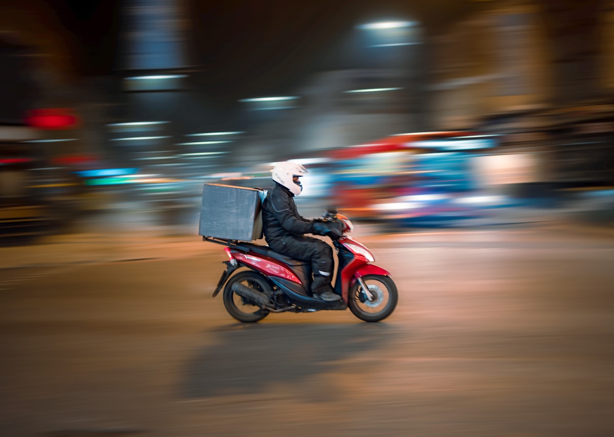 Repartidor en motocicleta durante una operación de entrega